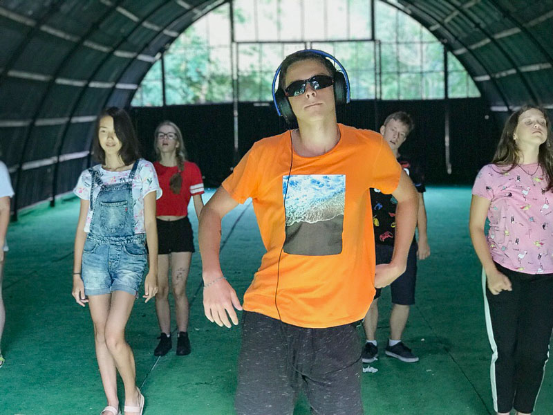 День клубных танцев, а значит, нужно репетировать! Орден Медиа тренирует один из самых новых танцев – «My love».