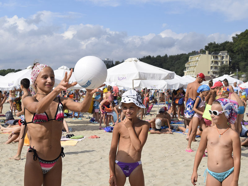 Затем мы ловим солнечные лучики на теплом пляже! Жители Земли Героев очень любят энергичные и веселые игры на пляже!