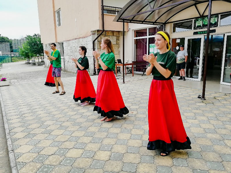 Утро в «Матрице» началось с яркого испанского приветствия. Почему? Так ведь именно сегодня на Матричной земле — день Испании!