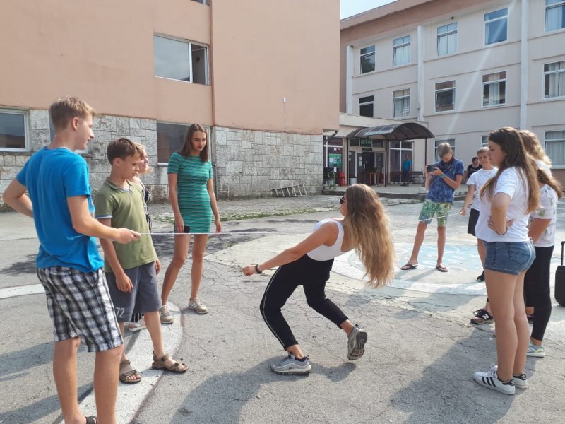 ...пройти не коснувшись веревки в этом веселом и зажигательном соревновании!