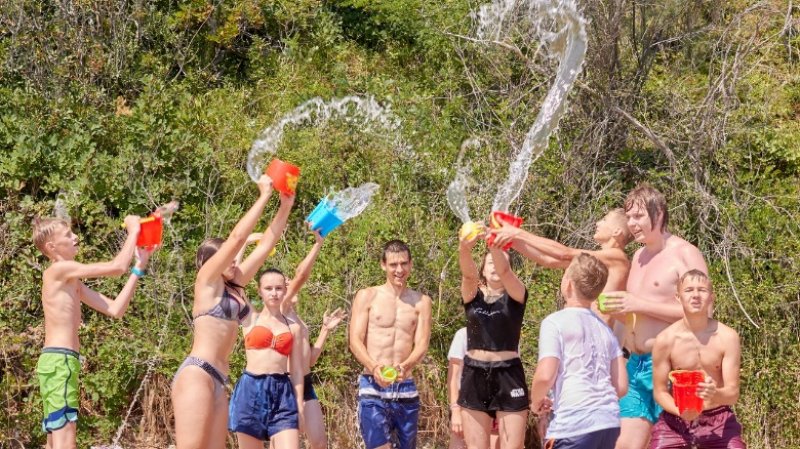 Правило на сегодня такое: обливайся сам, обливай других, веселись! Больше воды, выше брызги!