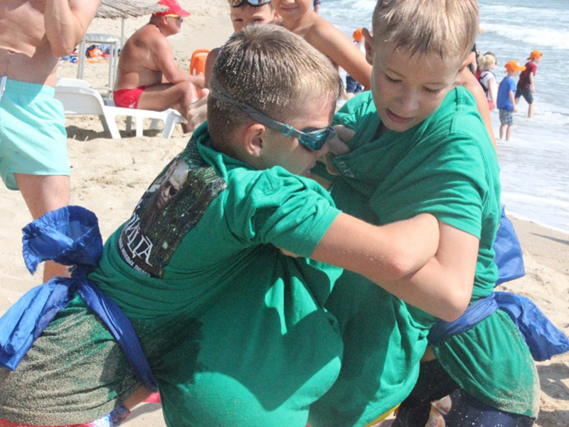 …а на пляже прошло веселое действо: ребята выявляли сильнейших в своих странах в борьбе «сумо». 
