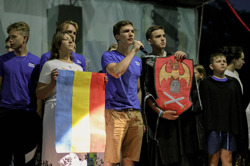 Страны вышли на сцену, чтобы показать, что они вместе с космонавтами. Румыния представила свою страну танцевальным номером…