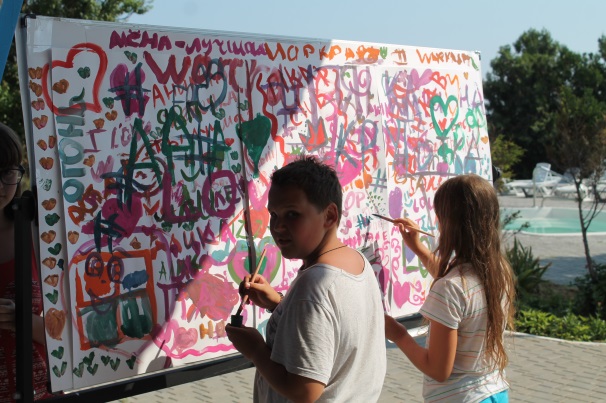 В День Любви каждый желающий мог оставить свое послание и нарисовать картину для своей второй половинки! Наш «Графити-конкурс» собрал множество художников!