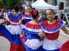 Наряды в национальных цветах Доминиканы