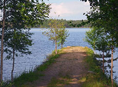 Коттедж расположен на берегу живописного озера