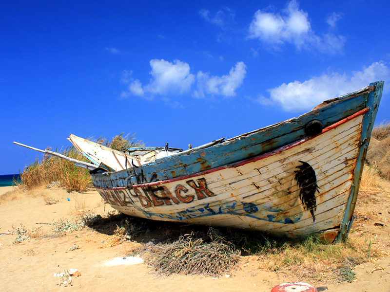 заброшенная лодка на местном пляже