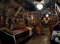 Внутри пещер монастыря Дайбабе