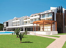 Красивое здание отеля Otrant Beach 4*, Ульцинь