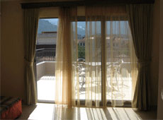 Панорамное окно и выход на террасу в номере отеля Pima в Будве