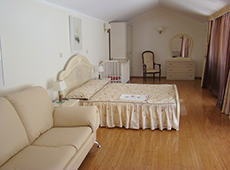 Изящный белый апартамент в отеле Черногории "Романов"
