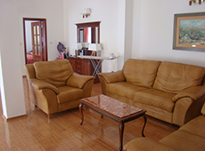 Мягкая мебель в гостиной номера отеля "Романов"
