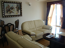 Удобная мягкая мебель в номерах отеля "Романов"
