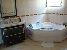 Качественная сантехника в ванной отеля "Романов"