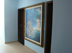 Отель "Романов" украшен картинами
