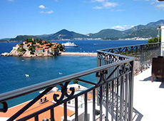 Вид на остров Святой Стефан с террасы отеля "Романов"