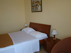 Широкая двуспальная кровать для спокойного отдыха в Черногории