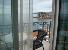 На балконе отеля приятно пить кофе и наслаждаться видом на море и остров