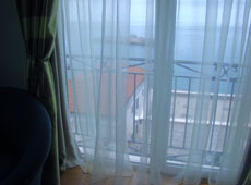 Панорамные окна в апартаменте отеля