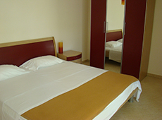 Французская кровать в апартаменте отеля "Романов"