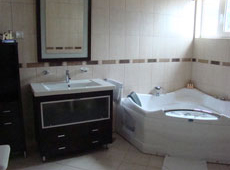 Просторная ванная комната с джакузи в отеле