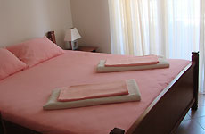Французская кровать нежного розового цвета в апартаменте виллы