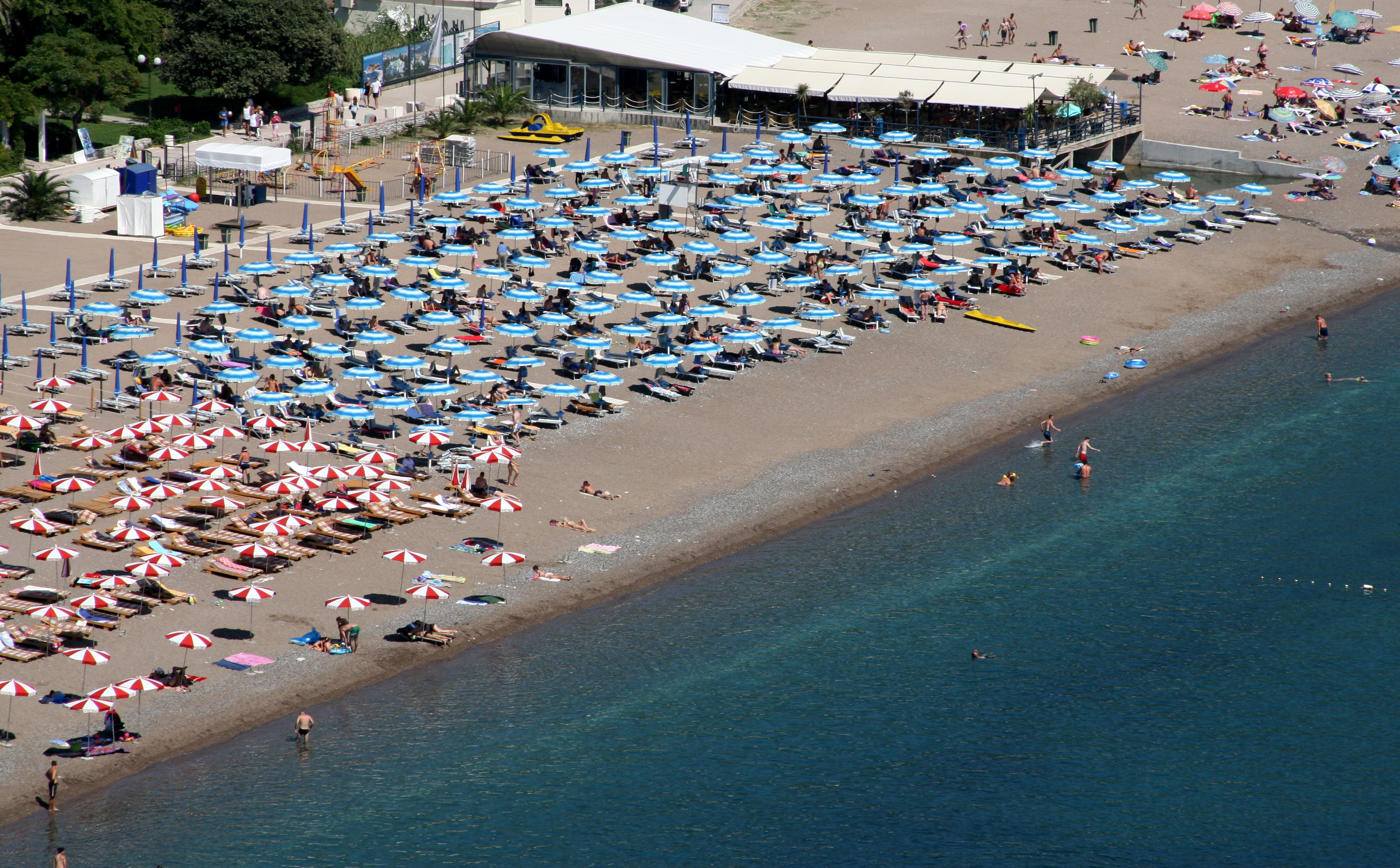  Песчаный пляж Черногории неподалеку от отеля