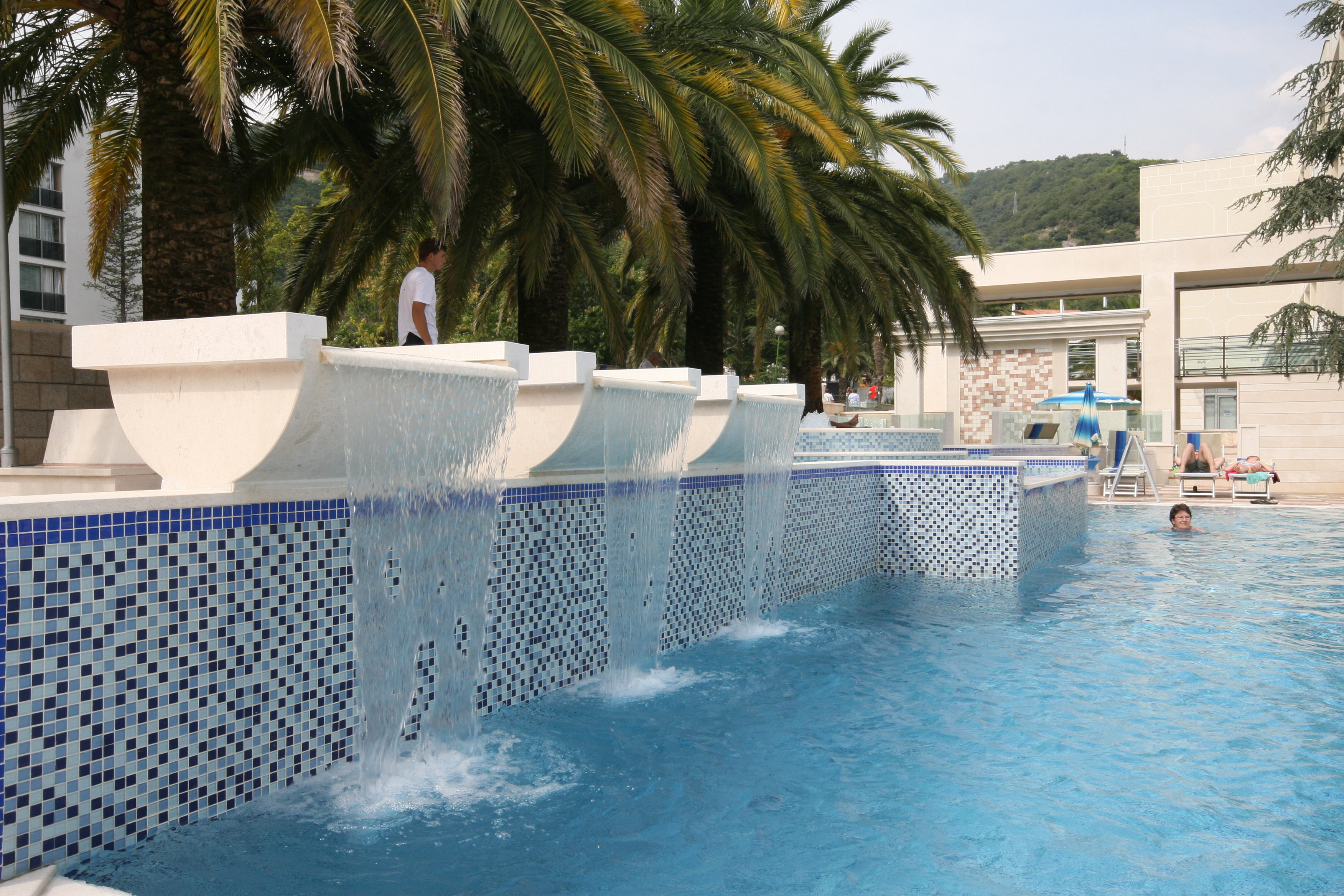  Благоустроенный бассейн отеля