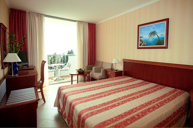  Французская кровать в стильном номере в отеле в Бечичи