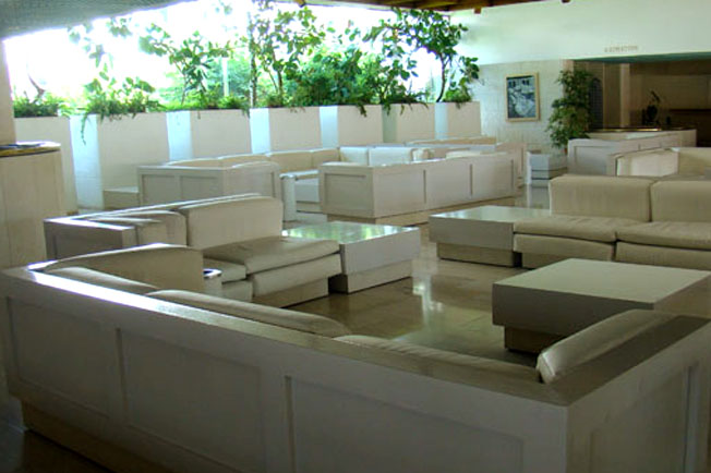  Красивая мягкая мебель в холле отеля Slovenska Plaza