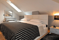 Двуспальная кровать в спальне номере отеля Per Astra