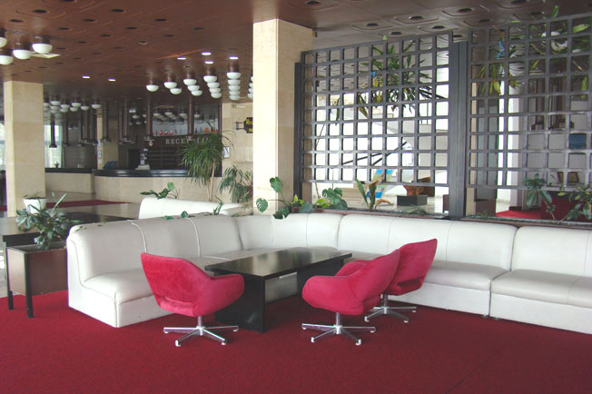  Мягкая мебель для отдыха в Черногории в холле отеля Albatros 