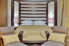 Широкая и удобная кровать в отеле Per Astra