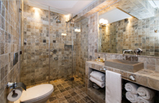 Красивая ванная комната в апартаменте отеля Azimut