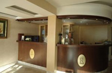 Стойка администратора в отеле Azimut