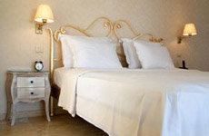 Изящная французская кровать и мебель в отеле Azimut