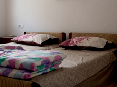 Две одноместные кровати в апартаменте виллы в Будве