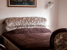 Кровать в двухместном номере виллы в черногории