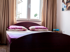 Двуспальная кровать в номере в Будве