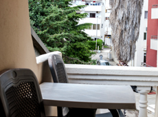 Легкая летняя мебель на балконе в апартаменте