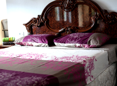 Красивая двуспальная кровать в апартаменте в Черногории