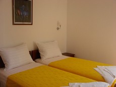 Раздельные кровати в номере апарт-отеля "Барон", Святой Стефан