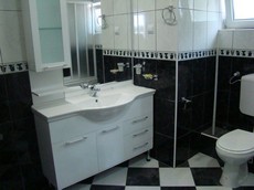 Красивая ванная комната в номере отеля "Барон"