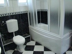Современная сантехника в ванной апарт-отеля "Барон"