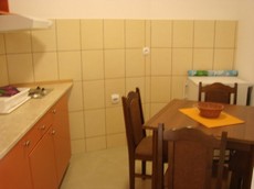 Кухонная зона со всем необходимым в апарт-отеле Барон