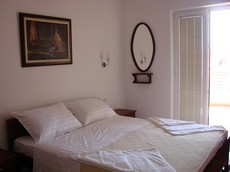 Французская кровать в спальне апартамента в отеле "Барон"