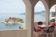 Вид на остров Святой Стефан с террасы апарт-отеля