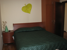 Уютная французская кровать в апартаменте виллы