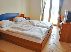 Уютная кровать в номере отеля "Магнолия"