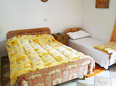 Спальня на троих человек в номере виллы "Таня Рафаилович"